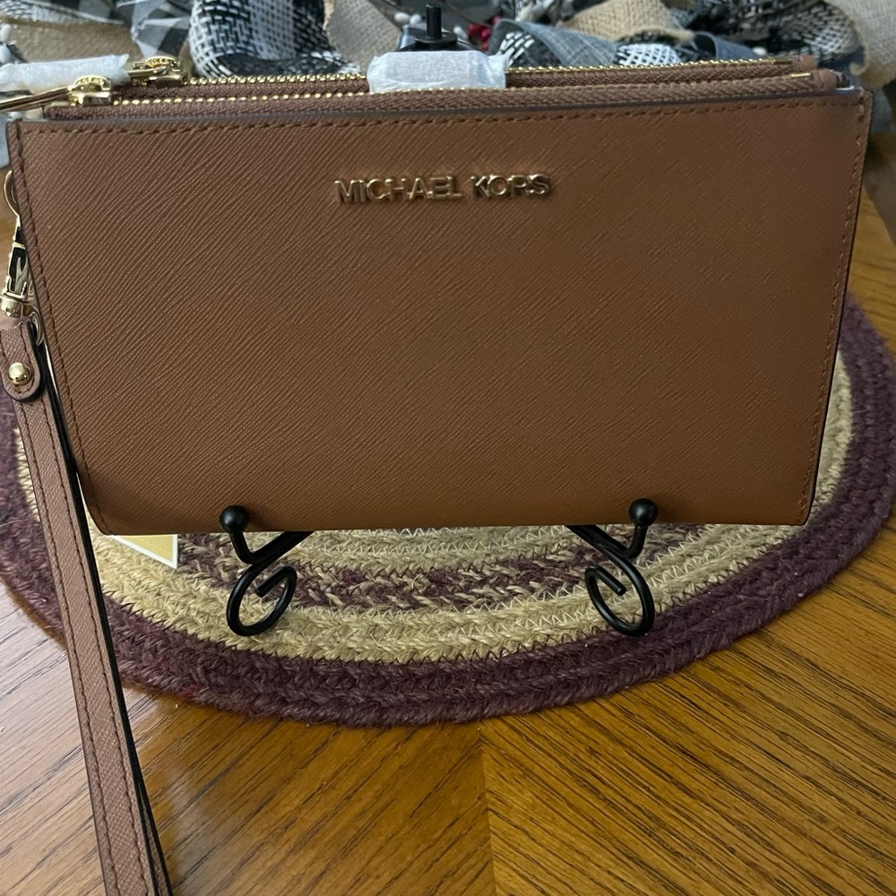 NWT. Michael Kors Jet Set Travel Double Zip Wristlet